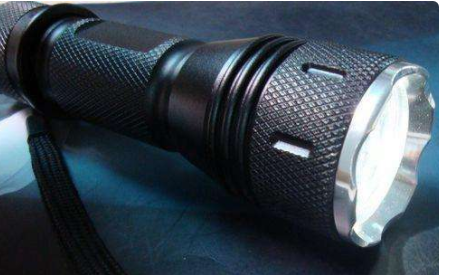 强光手电筒是以发光二极管作为光源的一种新型照明工具