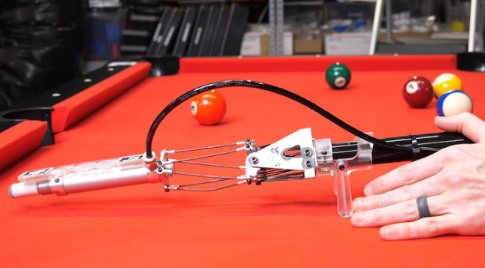 机器人台球杆可计算出精确的角度以获得完美的击球