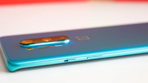 OnePlus正在通过厚脸皮的可折叠预告片争夺三星Unpacked聚光灯
