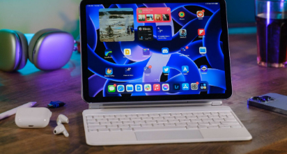 苹果专利展示了下一代iPad铰链键盘可能集成macOSUI