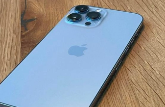 据称的iPhone14Pro渲染图显示了丸状自拍射击器和巨大的相机凸起
