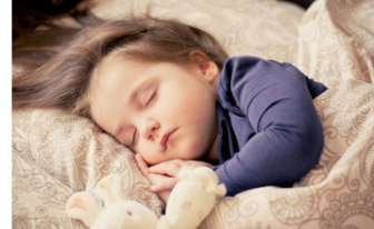 新研究发现你如何帮助孩子入睡与他们的行为发展有关