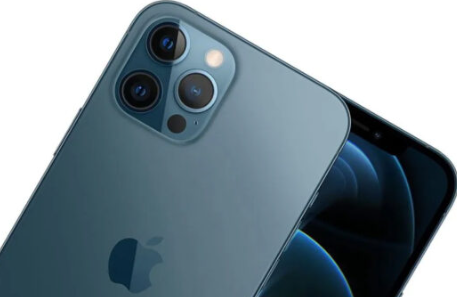iPhone 12 Pro手机背面配备四摄像头系统