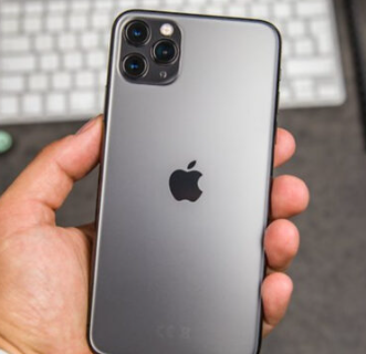 iPhone 11 Pro Max智能手机配备三个后置摄像头