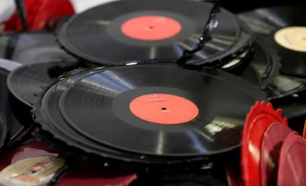 由于下载量下降黑胶唱片在的销量自1987年以来首次超过CD