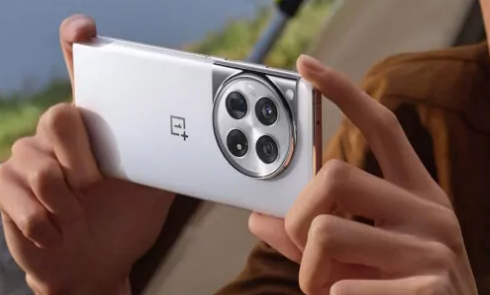 OnePlus 12 的潜望式摄像头将出现在廉价手机上