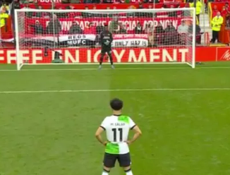 穆罕默德萨拉赫在对阵曼联的比赛中点球扳平比分